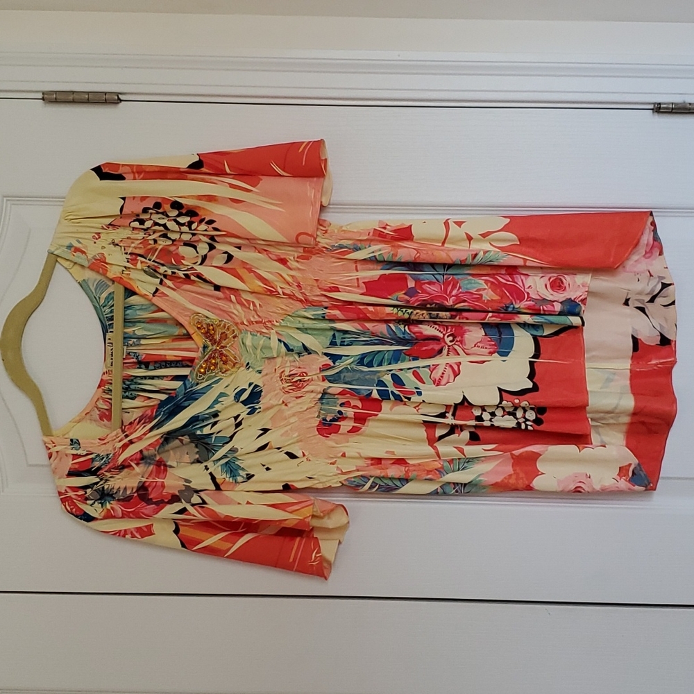 One world Women's short sleeve top size Small.